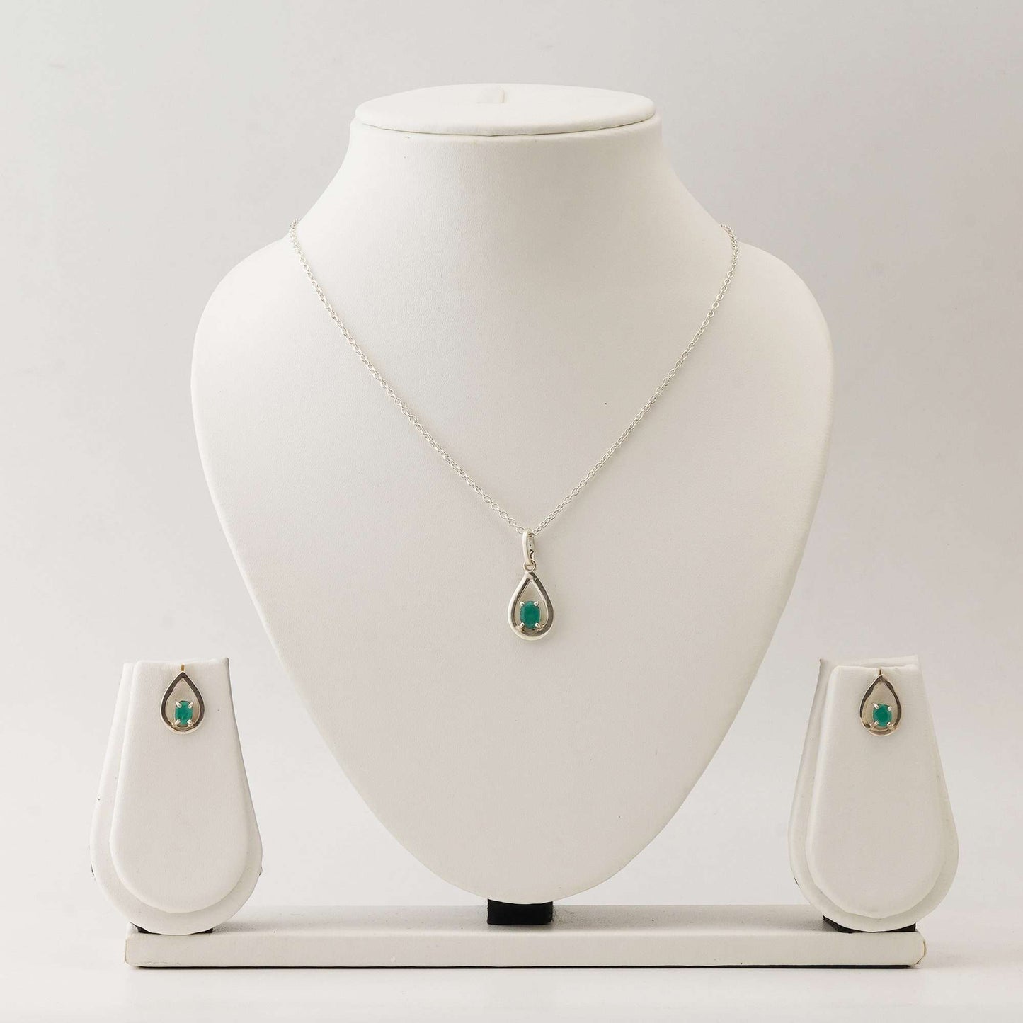Oval Emerald Set with 0.75 - 1 CT Pendant and 1 - 1.5 CT Earrings in Italian Silver