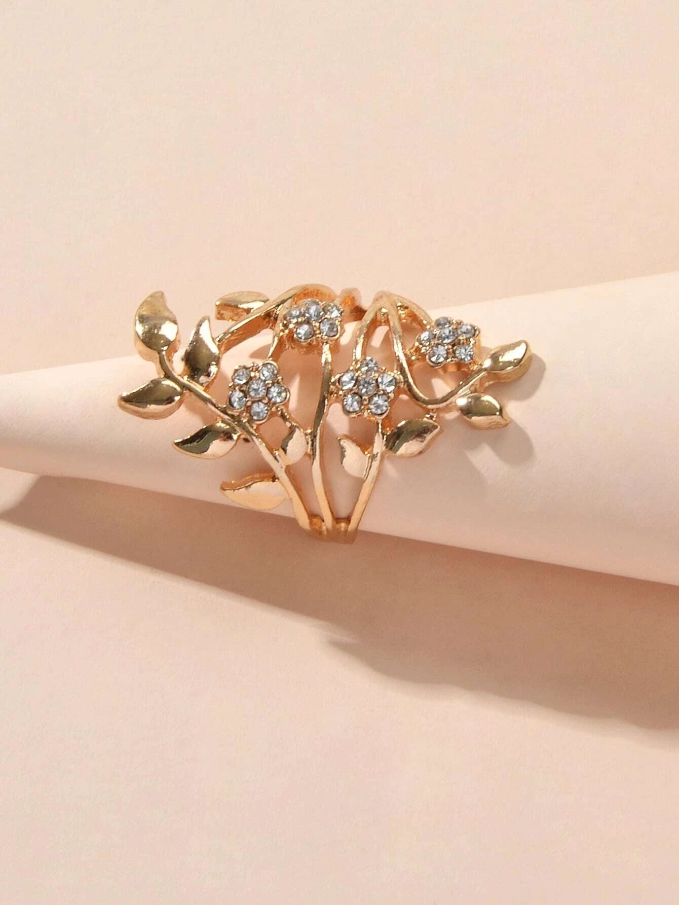 Luxurious Rhinestone Decor Silver Hollow Flower Leaf Finger Engagement Gift Ring